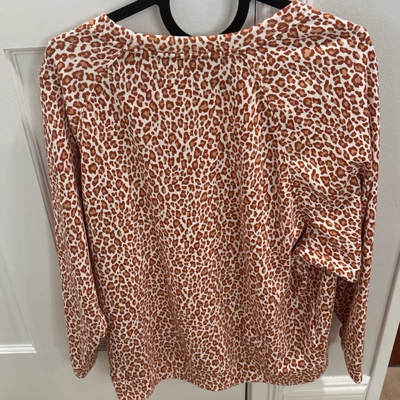 [🆕] NWT! Lou & Grey Leopard Oversized Sweatshirt- Petite M - Picture 3 of 7